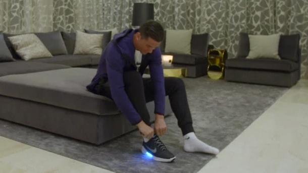 Cristiano Ronaldo prueba las zapatillas que se ajustan solas