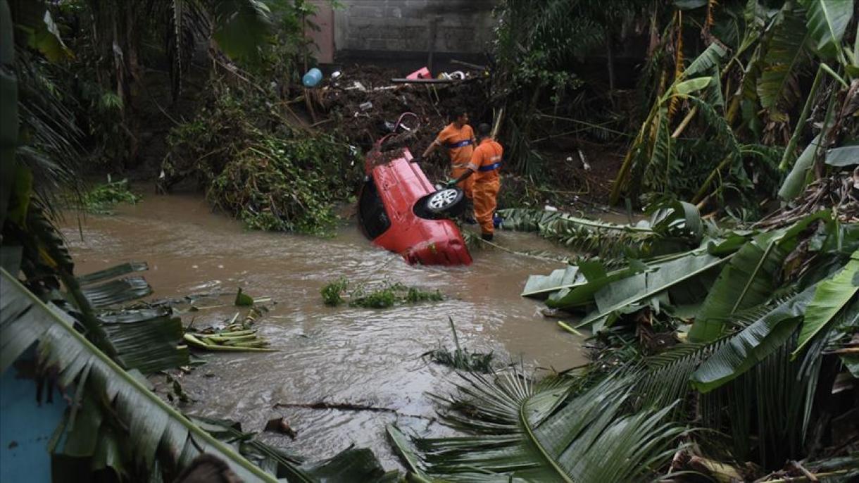 巴西东南部发生洪水和山体滑坡