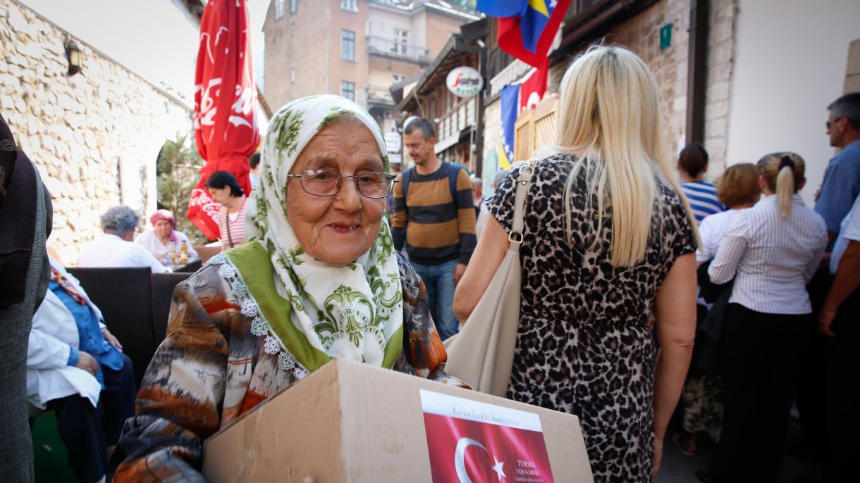 Турски организации раздават жертвено месо...