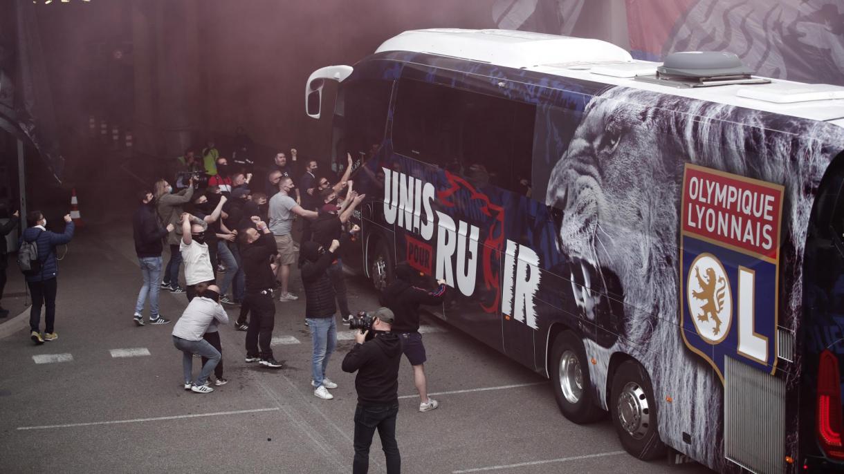 Támadás a Lyon futballcsapat busza ellen