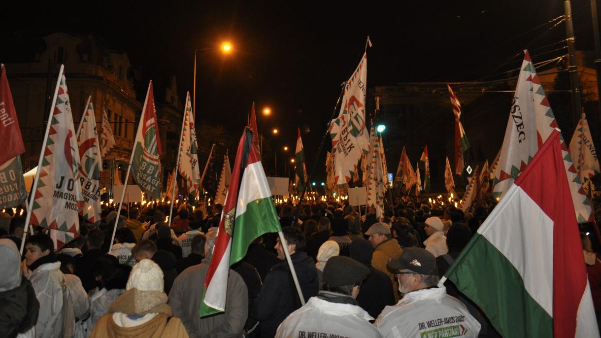 A Fidesz-székház előtt tüntetett a Jobbik