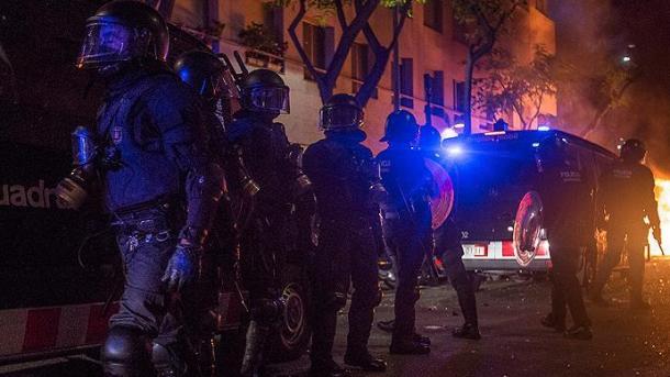 İspaniyada polislə gənclər arasında qarşıdurmalar davam edir