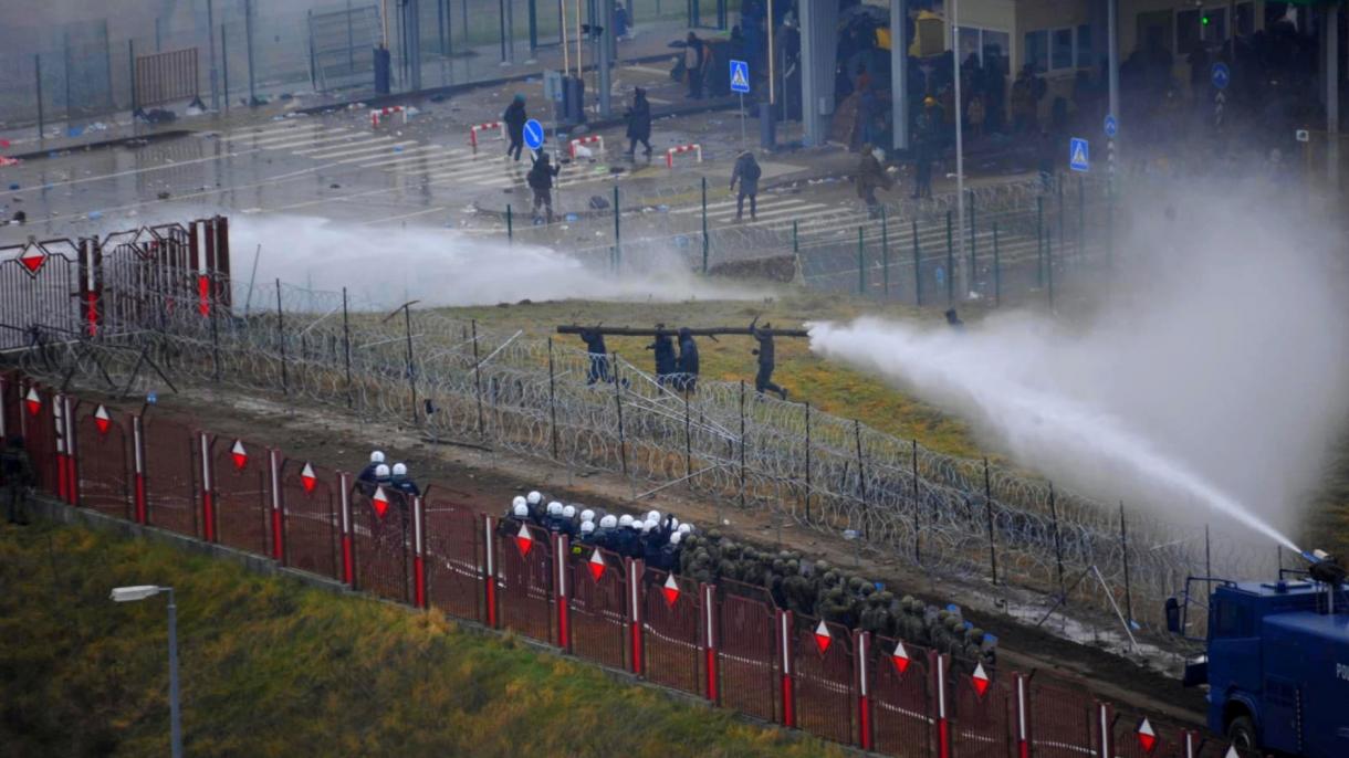 Roja kufitare polake përgjigjet me gaz lotsjellës dhe topa uji ndaj emigrantëve në kufi