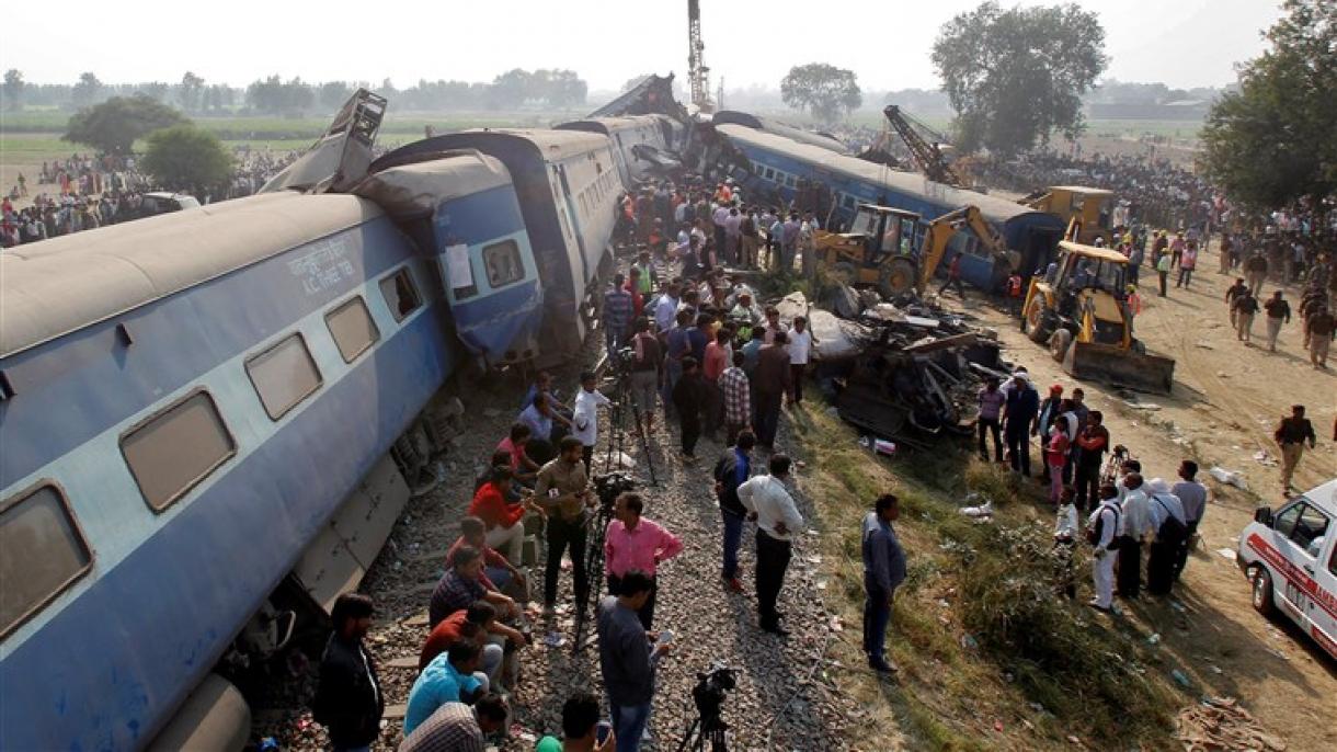 Un tren embiste a una multitud en la India matando a 58 personas
