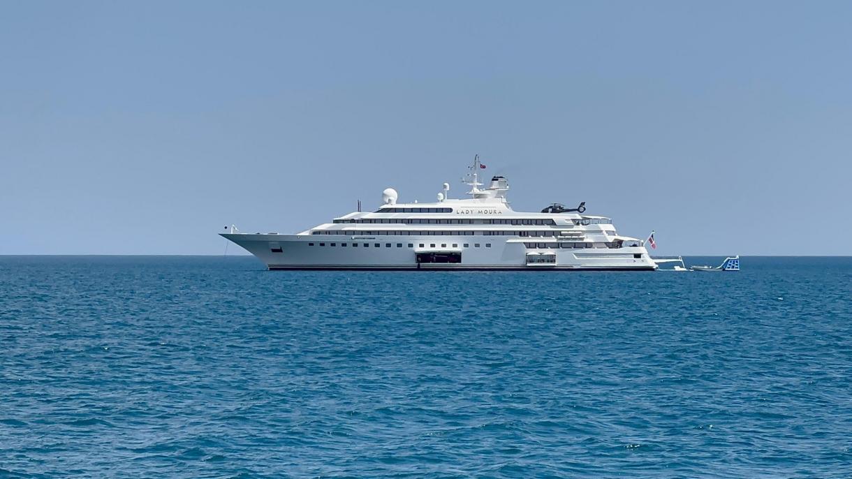 Луксозната яхта „Lady Moura“ акостира край бреговете на Белек
