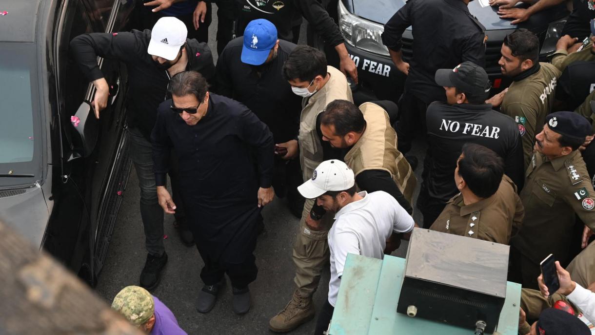Стрелба по конвоя на бившия пакистански премиер Имран Хан