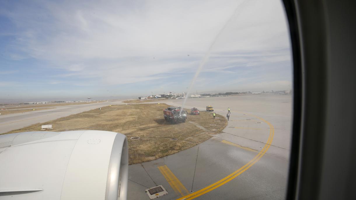 伊斯坦布尔机场首个航班飞机顺利抵达安卡拉埃森伯阿机场