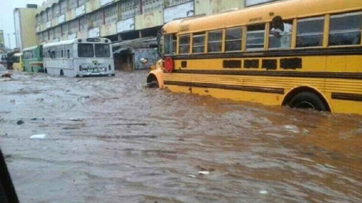 加纳强降雨引发洪灾