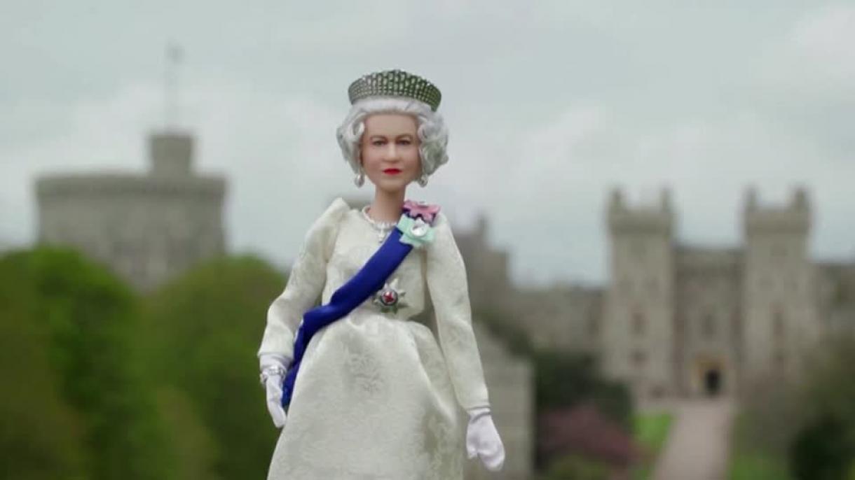La casa Mattel conmemora los 70 años en el trono de Isabel II con una muñeca Barbie