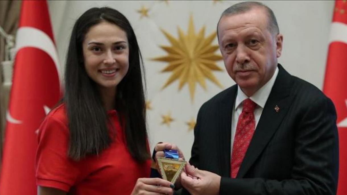 دیدار اردوغان با زن قهرمان تکواندوباز