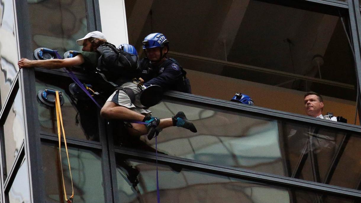 支持特朗普的狂热者攀爬摩天大厦被拘