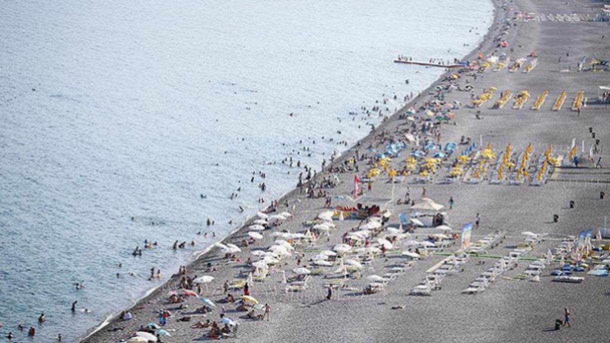 شنا و حمام آفتاب گردشگران در سواحل آنتالیای ترکیه