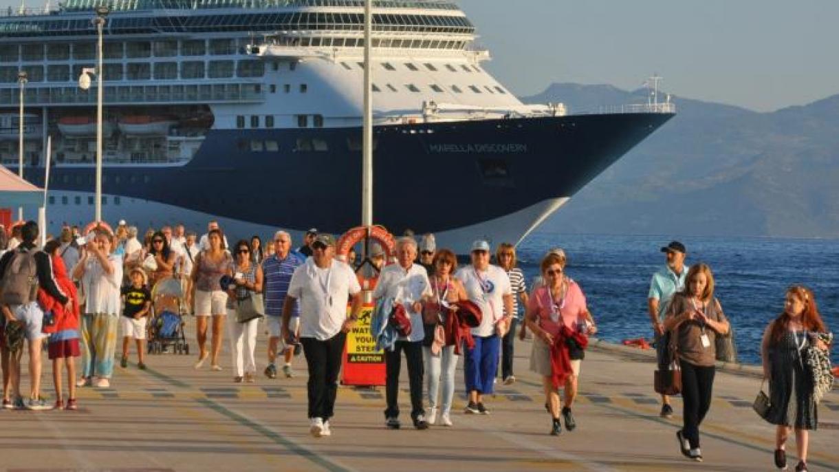 Tres cruceros gigantes llegan al Puerto de Kuşadası
