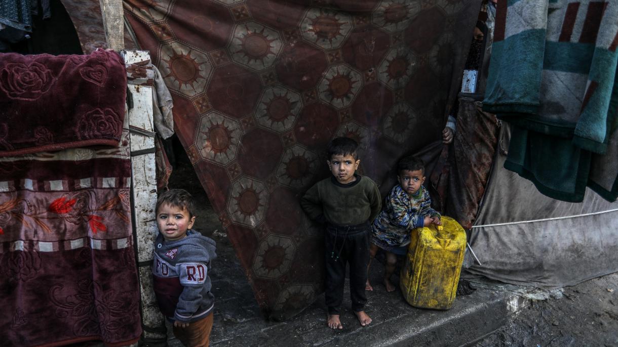 Crianças protestam contra a fome em Gaza