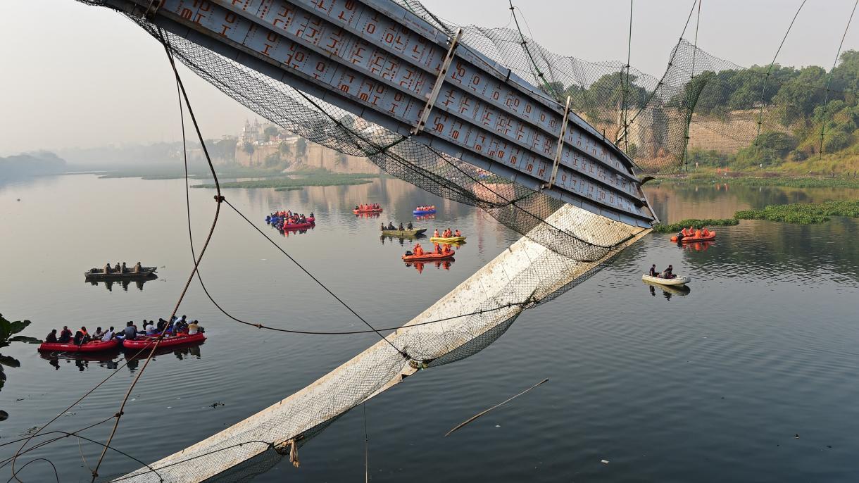 Uma ponte caiu na Índia: 90 mortos