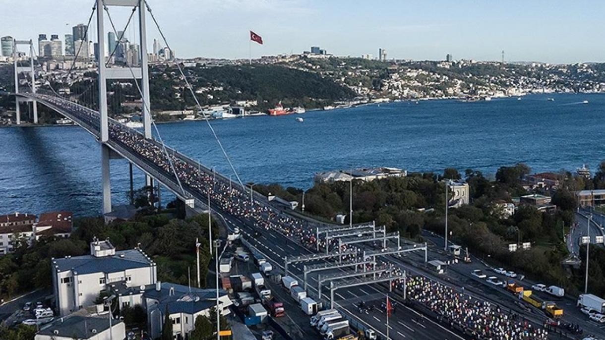 Miles de corredores se dan cita en el 45º Maratón de Euroasia en İstanbul