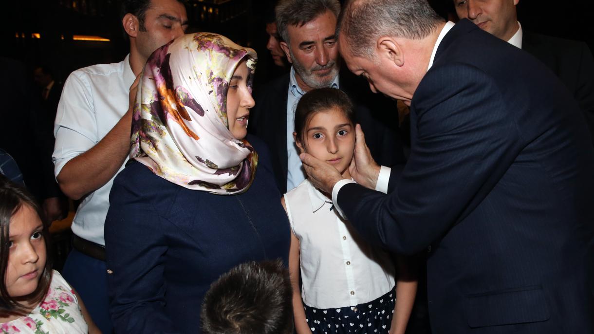 erdoğan, şehit yakınları ve gazilerle.jpg