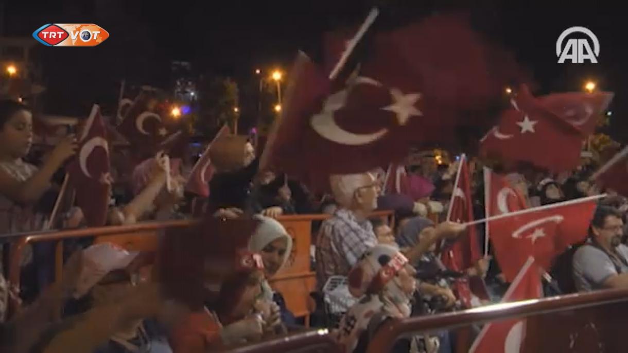 土耳其人民继续在各大广场参与“民主执勤”