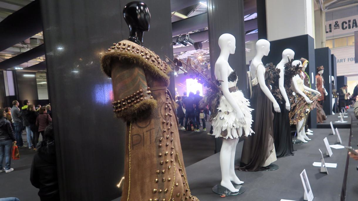 Llamaron la atención los vestidos hechos de chocolate en París