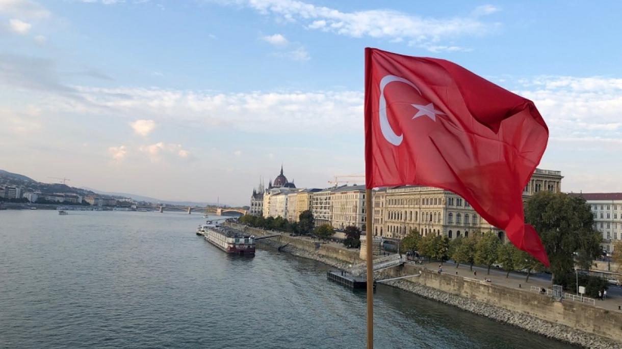 Török zászlókkal várják Erdoğant