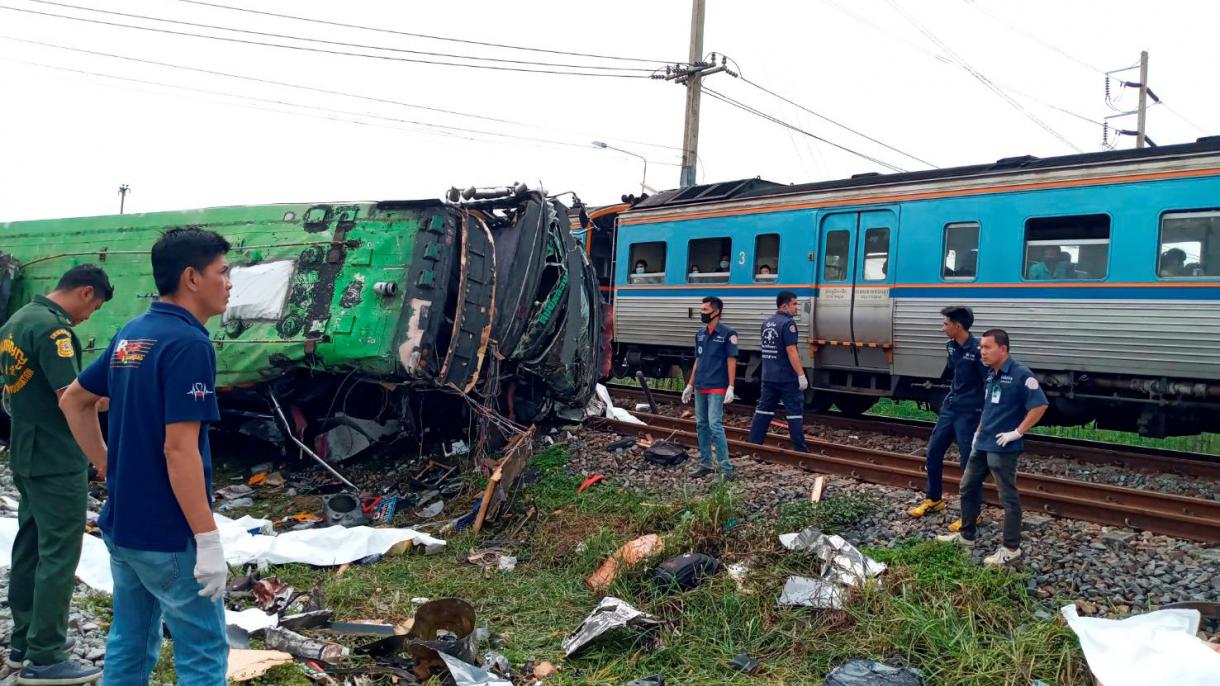 تھائی لینڈ میں ٹرین اور بس کا خوفناک تصادم