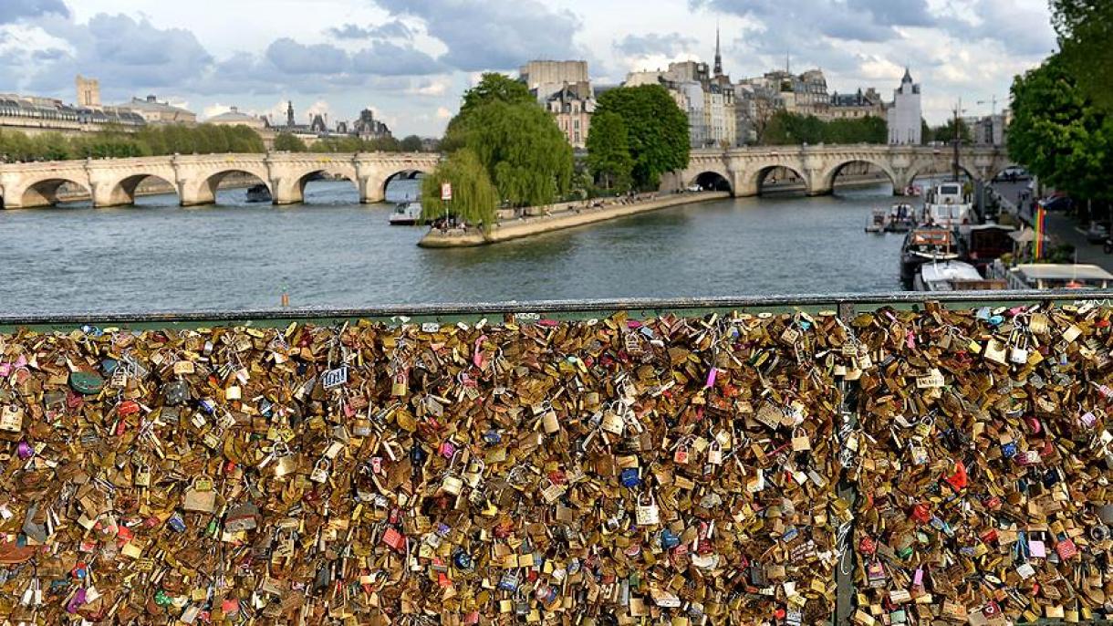 巴黎拍卖塞纳河桥上的爱情锁 收益全归难民