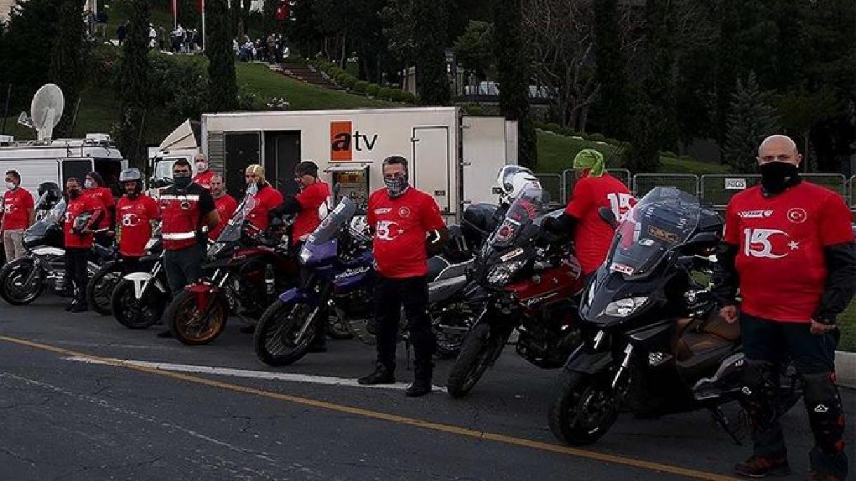 土耳其摩托车手骑行纪念7.15 民主与民族团结日