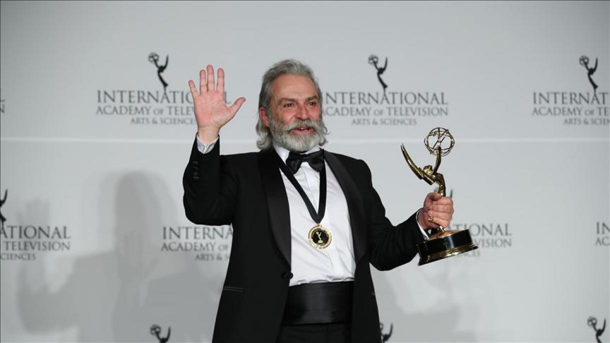Actor turco Haluk Bilginer gana el premio al “mejor actor” en los Emmy
