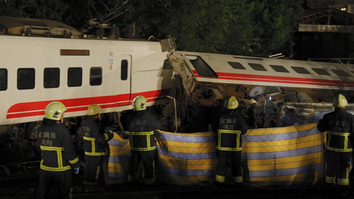17 mortos ao descarrilhar um trem em Taiwan