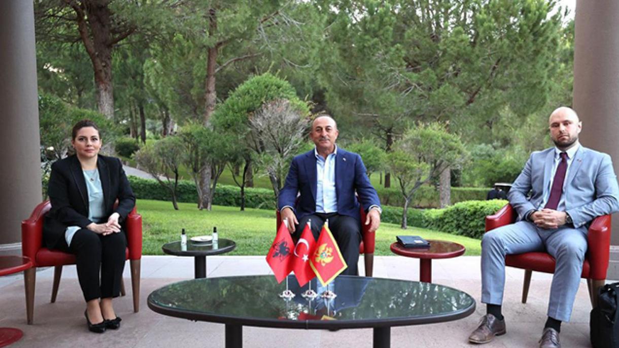 Sigue el tráfico de entrevistas del ministro de Exteriores Çavuşoğlu en Antalya
