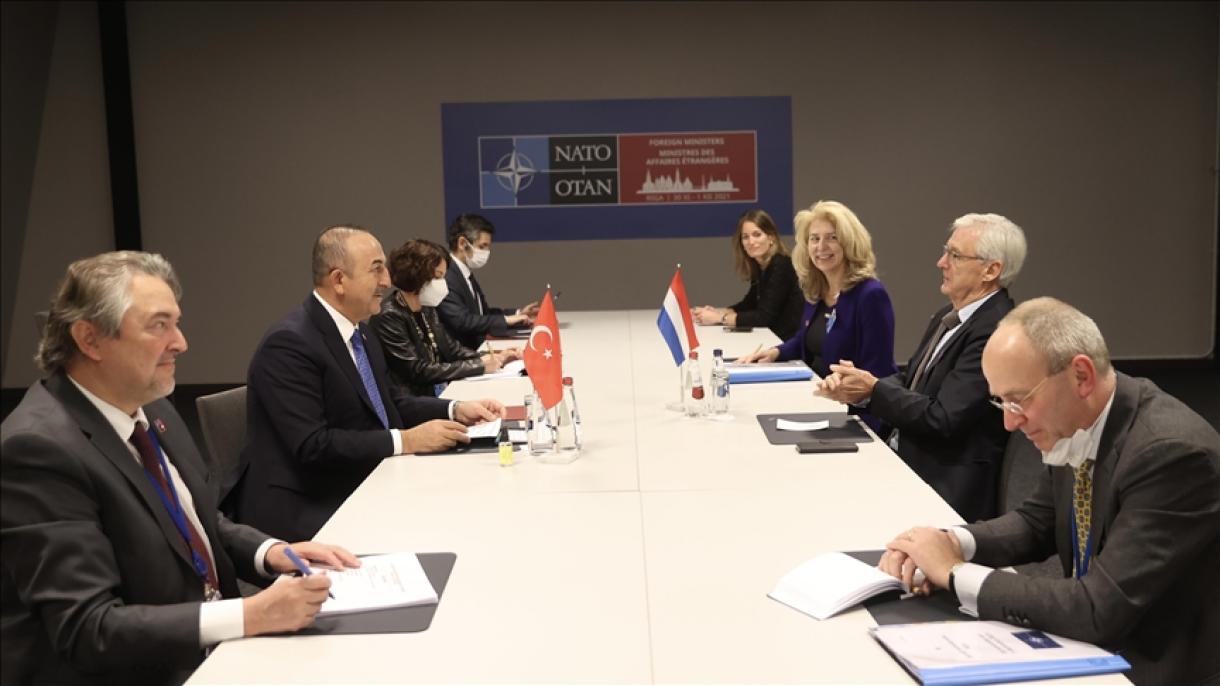 Il ministro degli Esteri Cavusoglu incontra a Riga il suo omologo olandese e britannico