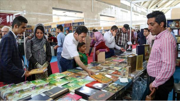 استقبال وسیع ایرانیان از غرفه کتاب ترکیه در نمایشگاه بین المللی تهران