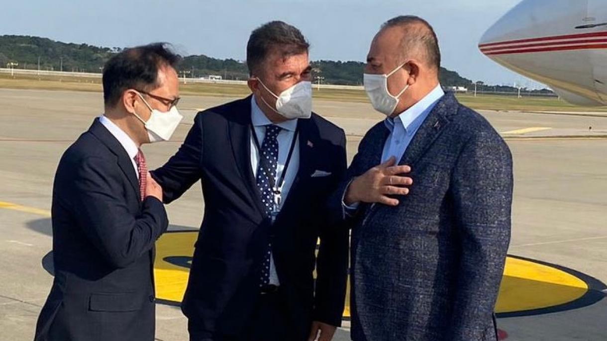 El ministro de Exteriores Mevlüt Çavuşoğlu está en Seúl
