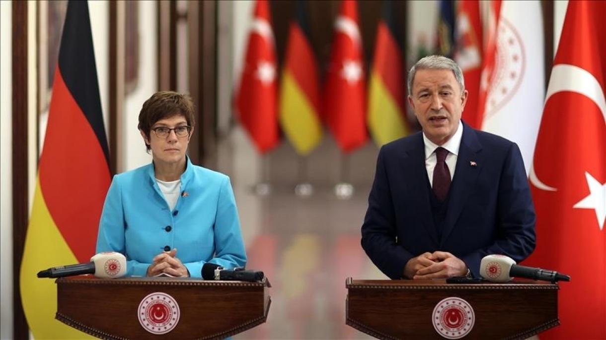 در دیدار وزاری دفاع ترکیه و آلمان تحولات اخیر در افغانستان مورد بررسی قرار گرفت