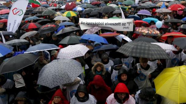 Húngaros protestam contra reformas educacionais do governo