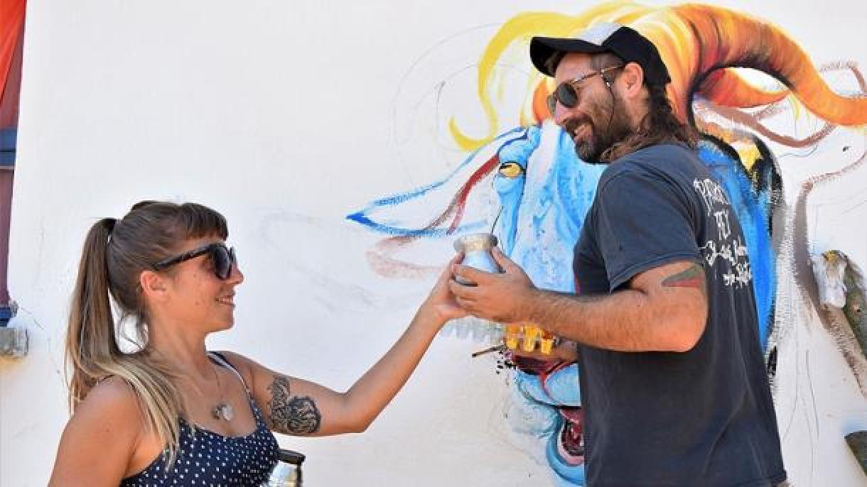 Casal argentino pinta as paredes de uma escola na Turquia