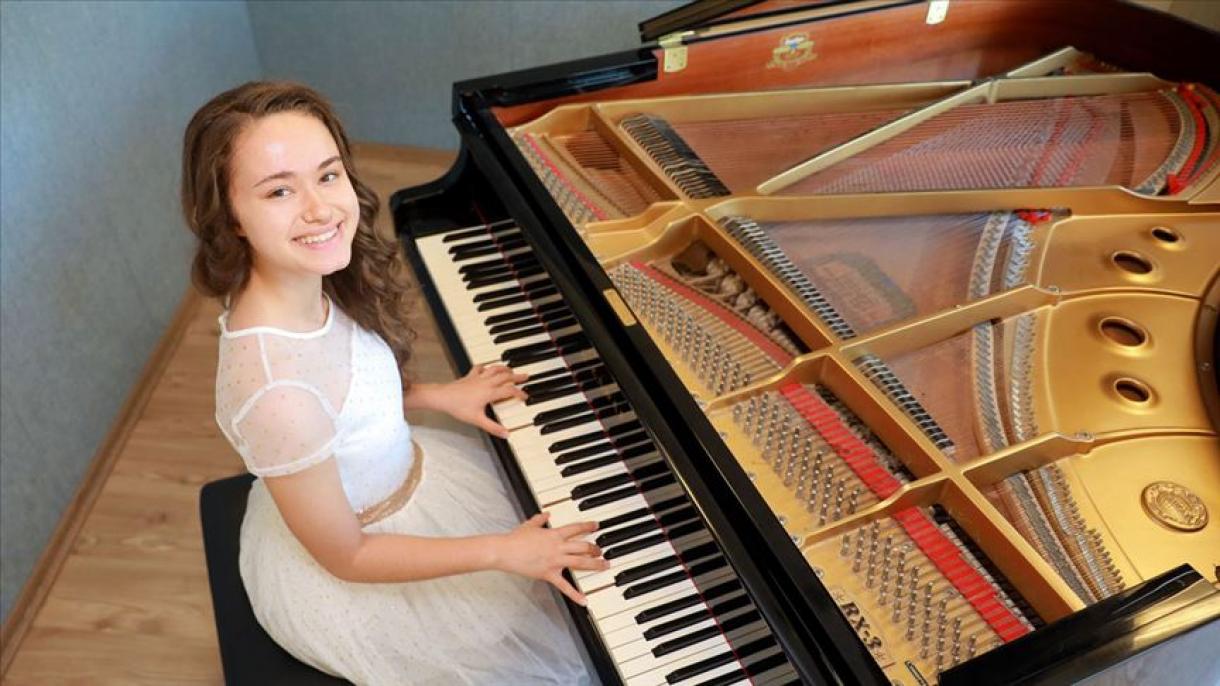 Menina turca vence a primeira posição no Concurso de Piano de Nicola Di Stefano