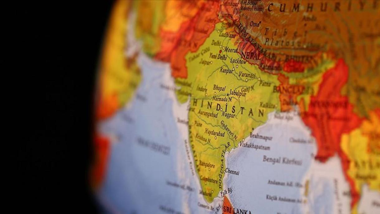 Най-малко 100 ранени при струтване на трибуна в Индия