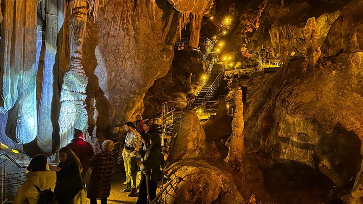 توصیه پزشکان به بیماران تنفسی و آسم برای بازدید از غار بال‌لیجا در ترکیه