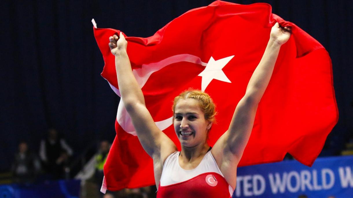 A turca Buse Tosun ganha medalha de ouro no Campeonato Mundial de Luta