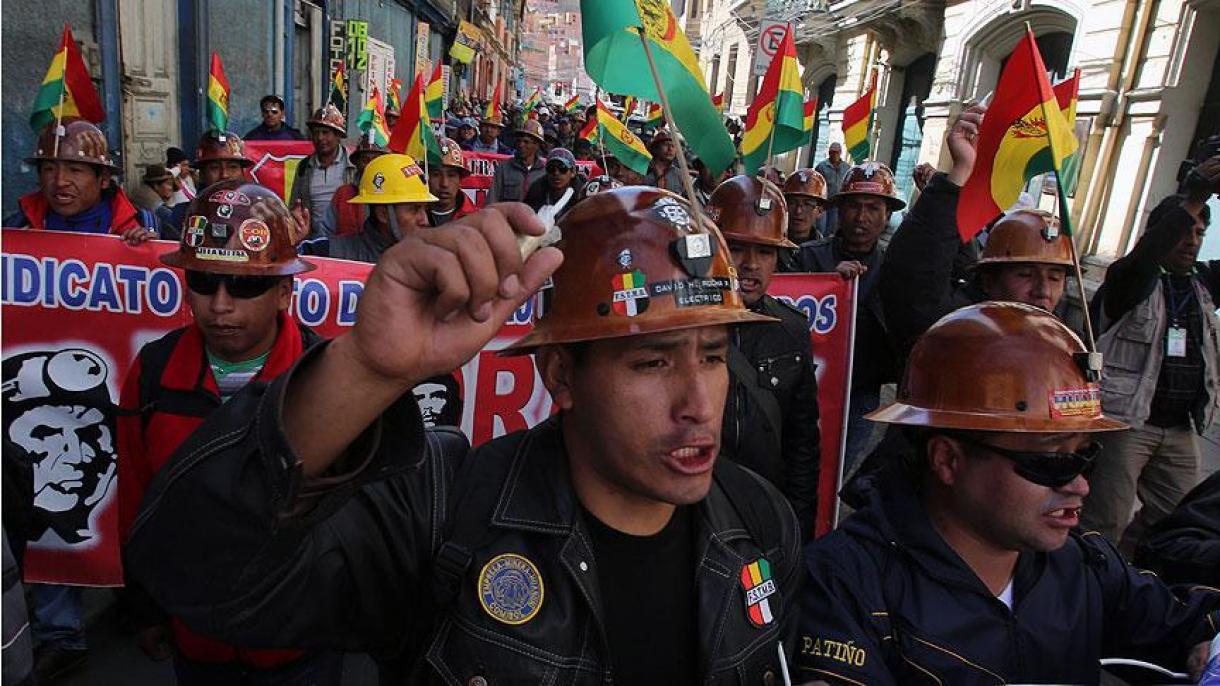 Miles marchan en ciudades bolivianas contra despidos en una empresa estatal