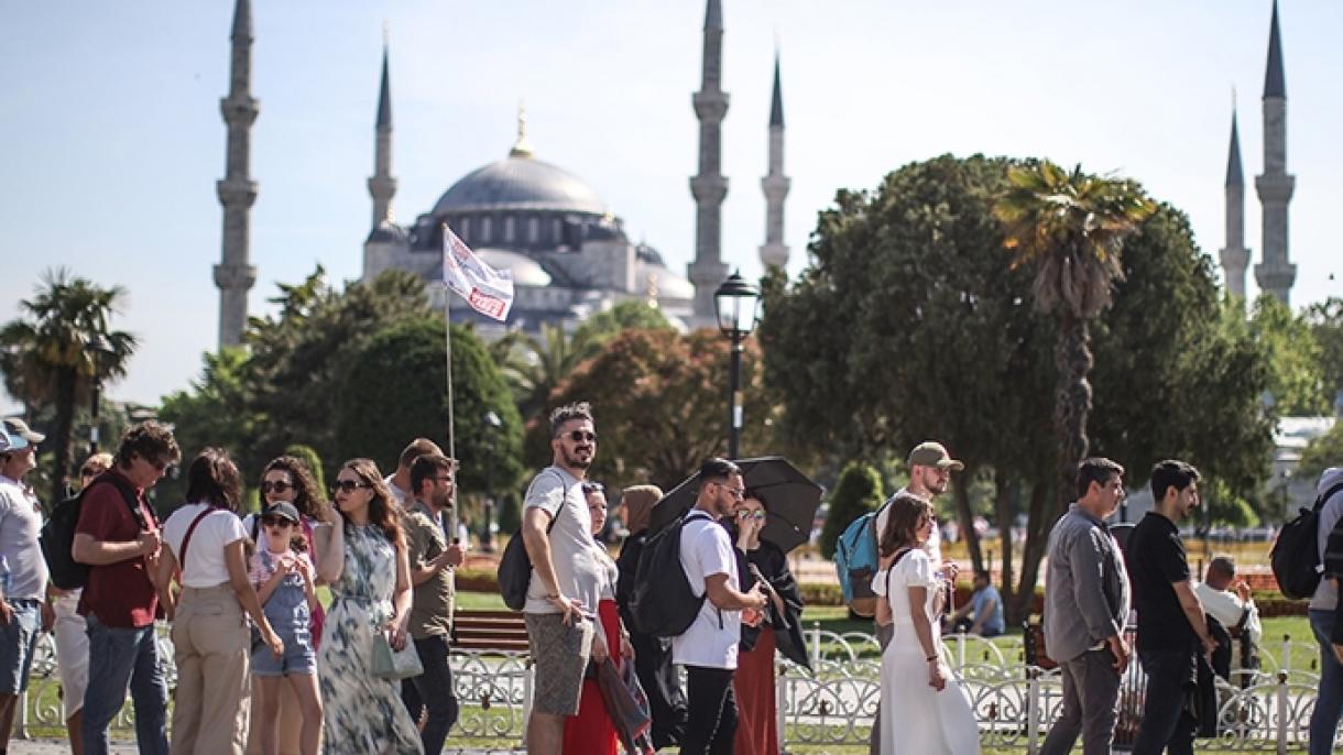 İstanbulğa kilgän turistlar kübäygän