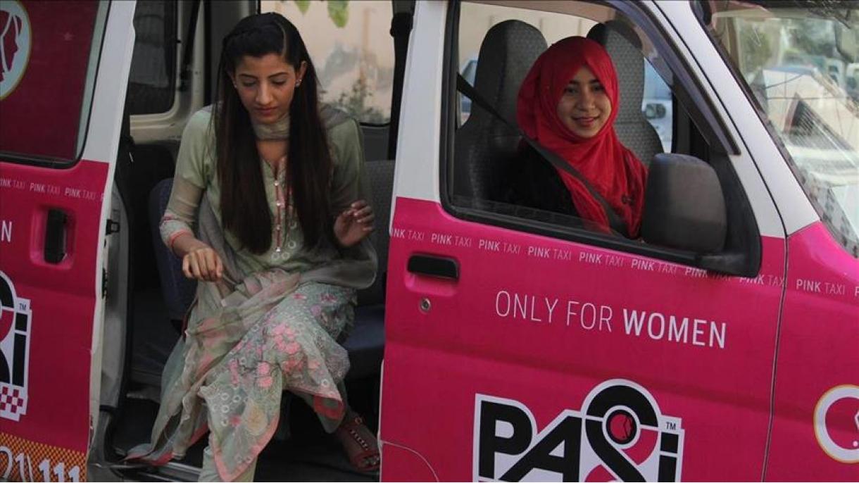تاکسی صورتی ویژه بانوان در پاکستان