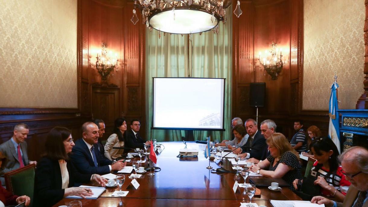 Çavuşoğlu informa a su par argentina sobre la FETÖ y la diaspora armenia