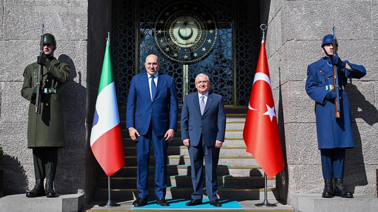 Италианският министър на отбраната Гуидо Крозето е на официално посещение в Турция