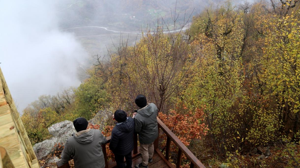 La terraza de observación en el Valle de Loç en Kastamonu ofrece un paisaje espectacular