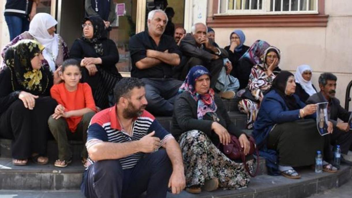 PKK-nın oğurlayıb dağa apardığı oğullarını təlәb edən anaların etiraz aksiyasına dəstək davam edir