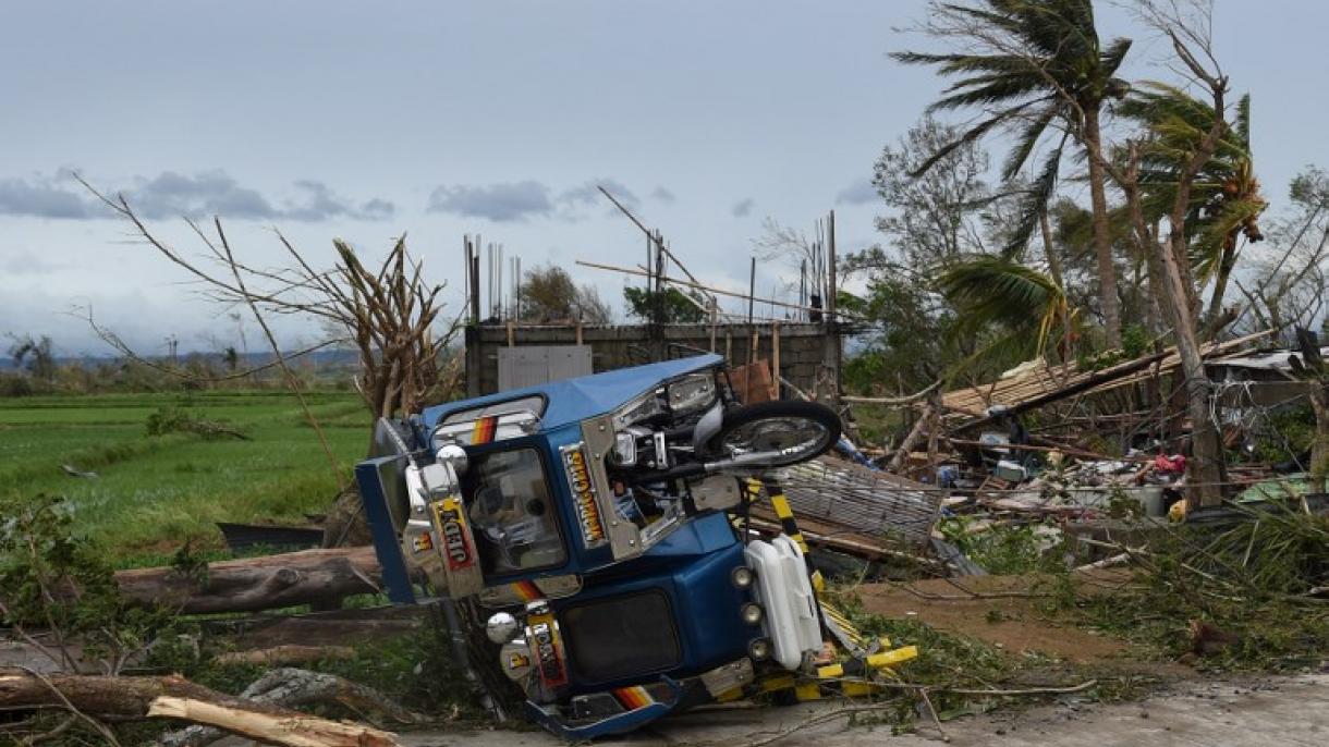 Tifón Mangkhut continúa azotando Filipinas
