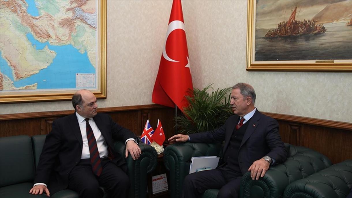 阿卡尔与英国国防大臣举行电话会晤