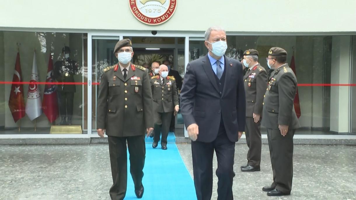 Министерот Акар заедно со воениот врв во посета на Командата на јужното морско подрачје во Измир